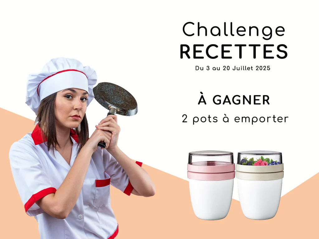 Femme en tenue de chef tenant une poêle avec deux pots pour emporter à yaourt à gagner.