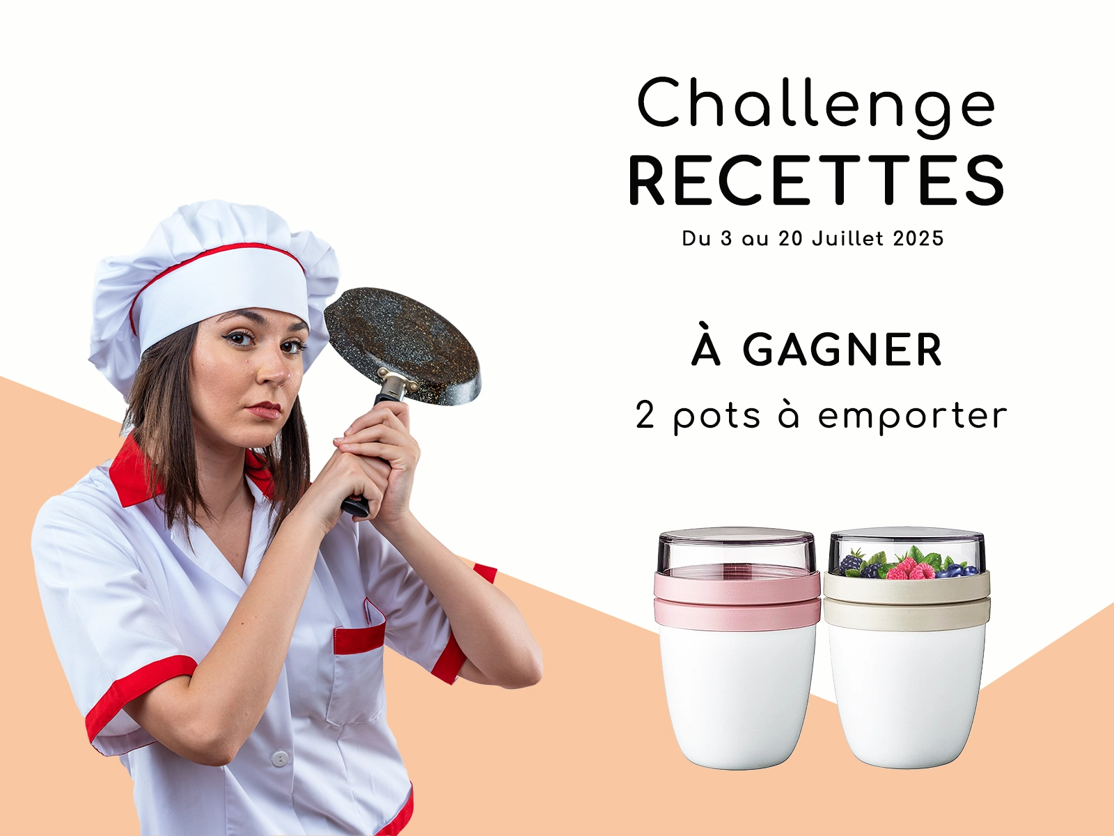 Femme en tenue de chef tenant une poêle avec deux pots pour emporter à yaourt à gagner.